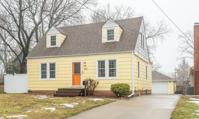 Waveland Park House | Pet-Friendly 4 Bedroom Home Near Drake University