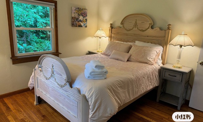Amherst Center House | Cozy 4-bedroom house with AC and WiFi in charming Amherst