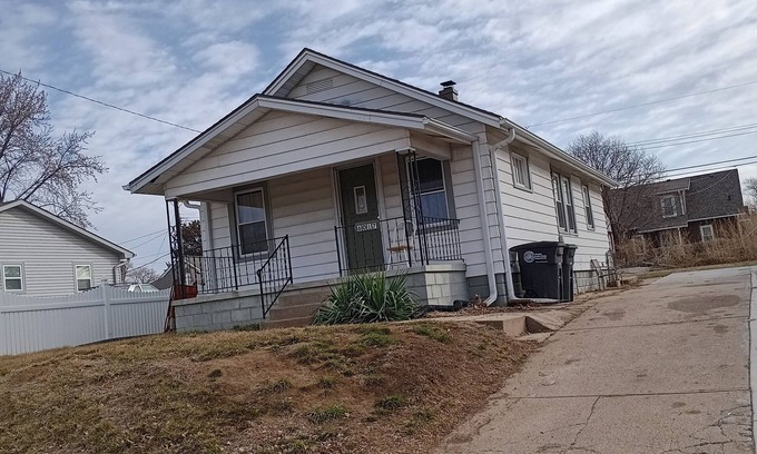 Omaha House | Charming 4-Bedroom Home with WiFi & Breakfast in Omaha