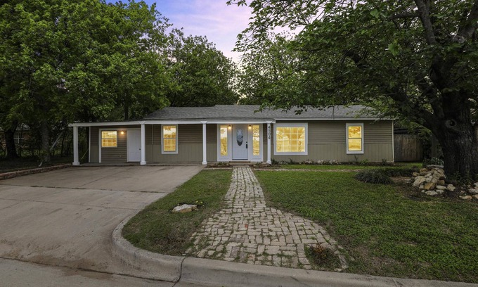 Lake Worth House | Inviting 4-Bedroom Retreat with Fire Pit Near Lake