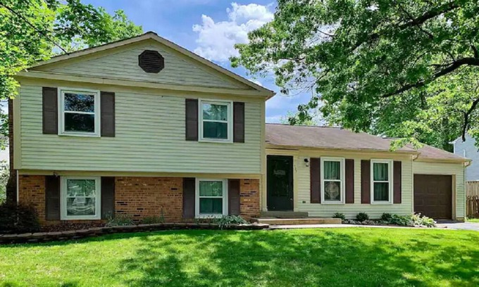 Herndon House | Charming 4B/3B Family Home Minutes from DC & Dulles