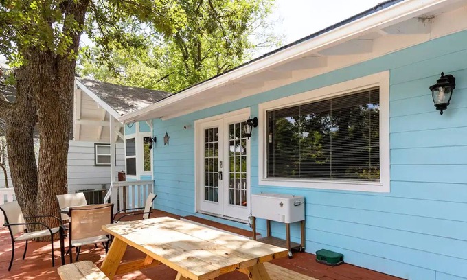 Gordonville House | Cozy 4BR Lake House Great for Large Groups! Steps from Lake Texoma!
