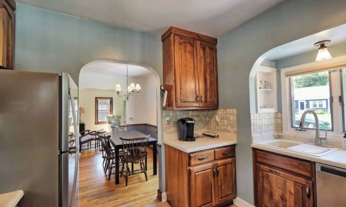 East Moline House | Inviting 5-Bed Home in East Moline with Spa & Hot Tub