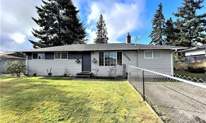 Holly Villa | Inviting 5-Bedroom Home with Hot Tub - Rated 9/10