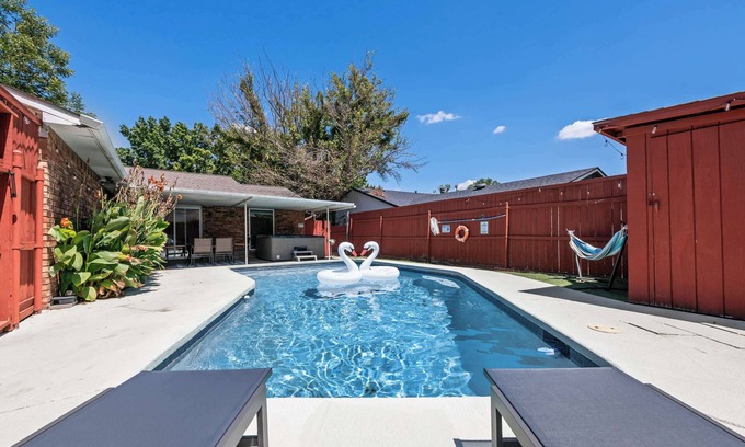 Rowlett House | Inviting 5BR Pool House with Hot Tub Near the Lake
