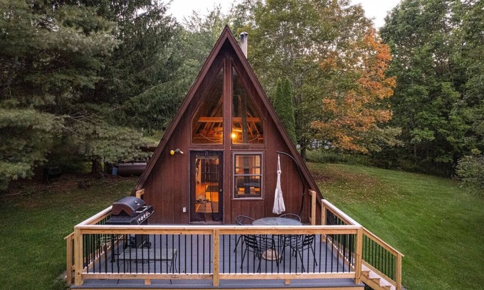 New Kingston House | Cozy Sunday Hollow 2BR with Lake View and AC Retreat