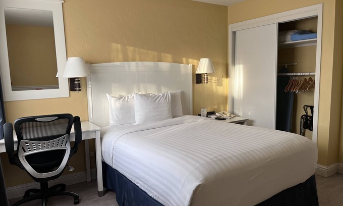 Downtown Monterey Cabin | Comfortable ADA Accessible Queen Room with Spa & Breakfast