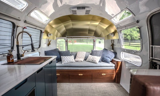 Crestwood House | Cozy Airstream FarmStay in serene Crestwood with WiFi, AC