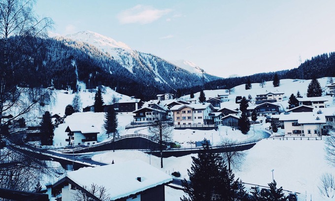 Klosters-Serneus Apartment | Alpine Chic Studio in Klosers: Perfect for Mountain Lovers