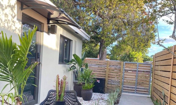 North Miami Cottage | Comfortable Ocean View Studio with Spa and Breakfast