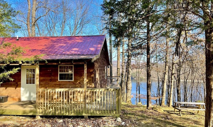 Mount Vernon Cabin | Inviting Lake Cabin: Guest Rated 9.8 with Scenic Views