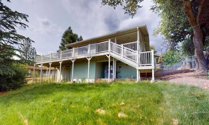 Yosemite Forks House | Comfortable Yosemite Portal: Pet Friendly & Family Ready