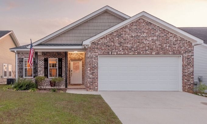 Dothan House | Cozy and Comfy Retreat in a Quiet Neighborhood. Weekly and monthly discounts