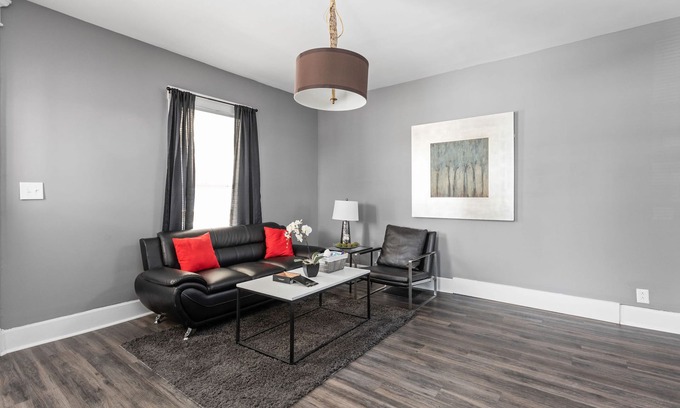 New Castle Apartment | Charming 1 Bdrm with Spa, Breakfast & Child-Friendly Amenities
