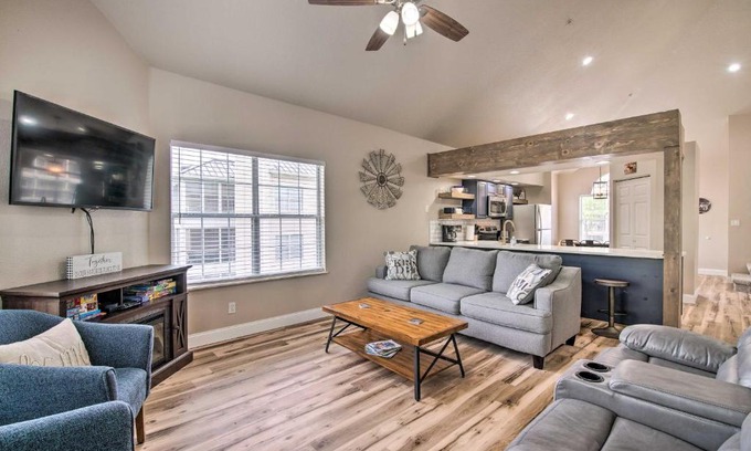 Table Rock Apartment | Inviting Branson Condo with Balcony & Pool Access, Rated 10/10