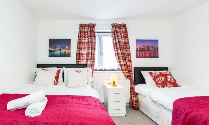 Becontree Apartment | Charming 2-Bedroom House in Dagenham with Free Parking