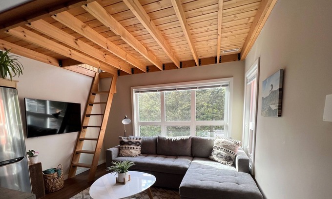 Nordic Estates House | Cozy and modern 1 bedroom in Creekside