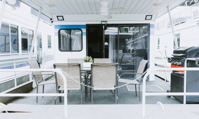 Andersonville Boat Rental | Modern Houseboat Retreat with Lake and Ocean Views