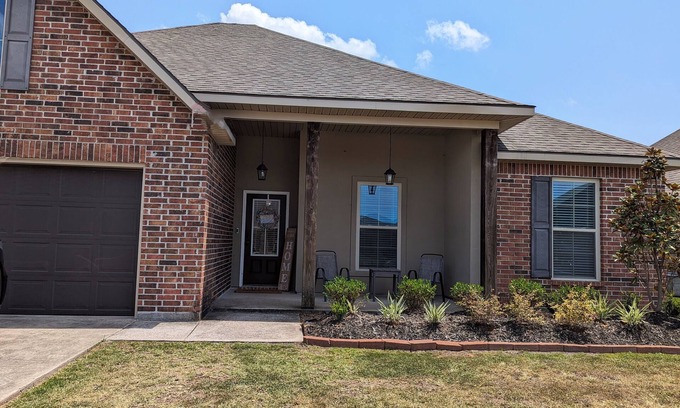 Lake Charles House | Modern Retreat in a Secluded Subdivision - Guest Rated 9.8