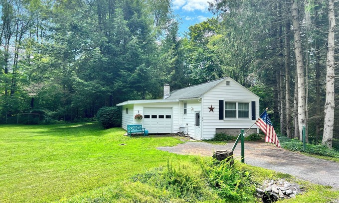 Newfield Cottage | Charming Pet-Friendly Cottage with Spa in Newfield