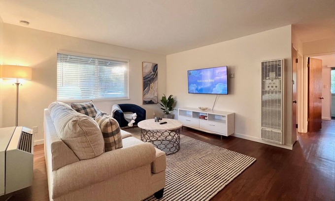Lafayette Apartment | Quiet 2B/1b Downtown Retreat with Breakfast & Family-Friendly