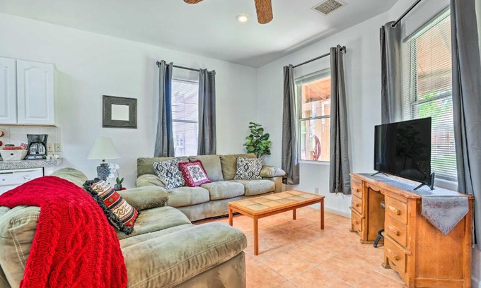 Eleven Mile Corner Apartment | Relaxing Eloy Apartment with Pool Access and Ocean Views