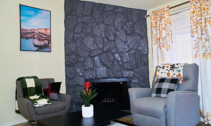 Frisco House | Inviting Retreat in Downtown Frisco - Pet Friendly & Family-Oriented