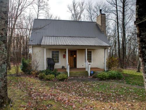 Cookeville House | Cozy and Secluded Woodland Cabin with a Front Porch in Cookeville, Tennessee