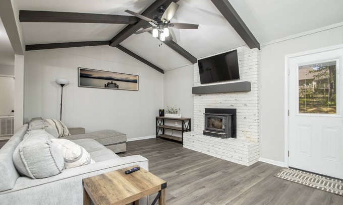 Benton House | Serene 3 Bed Retreat Near Attractions with Family Amenities