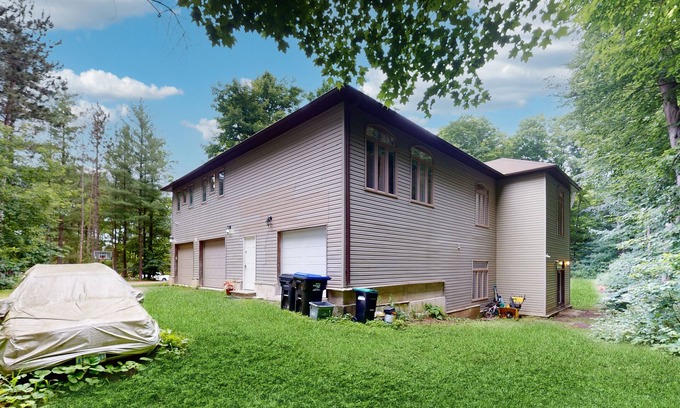Adjala-Tosorontio House | Cozy and Serene Retreat with AC, Streaming in Loretto, ON
