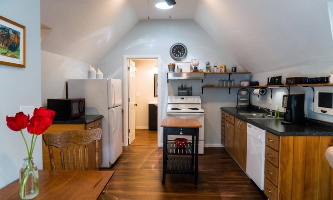 Newberg Apartment | Charming Apartment in Historic Newberg with Pool & Spa