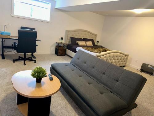 Clarence-Rockland House | Cozy and Spacious Suite - Private Ensuit Bath - King Bed - Ultra Fast Wifi - Free Parking - Smart TV