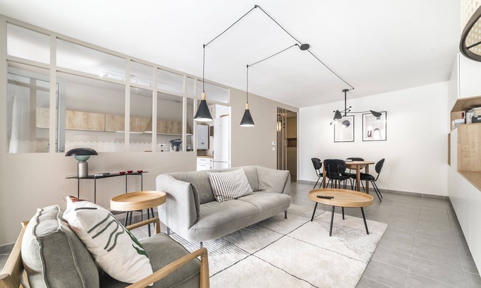 Quartier du Panier Apartment | Inviting Apartment with Ocean View Terrace in Old Port