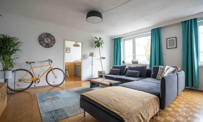 Hietzing Apartment | Chic Apartment Steps from Schönbrunn Castle - 4-Star Stay