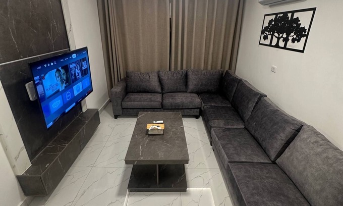 Suwailih Apartment | Tranquil Rooftop Retreat with Kitchen & Pet-Friendly Stays