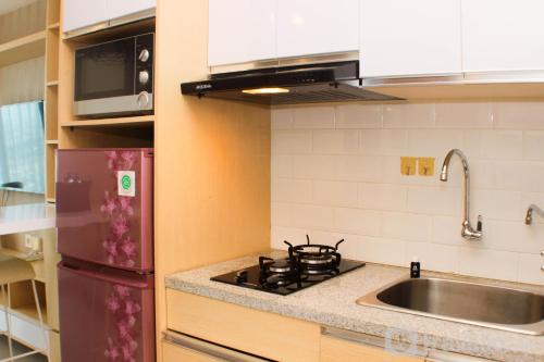 Pekayon Jaya Apartment | Cozy and Warm Studio at Grand Kamala Lagoon Apartment By Travelio