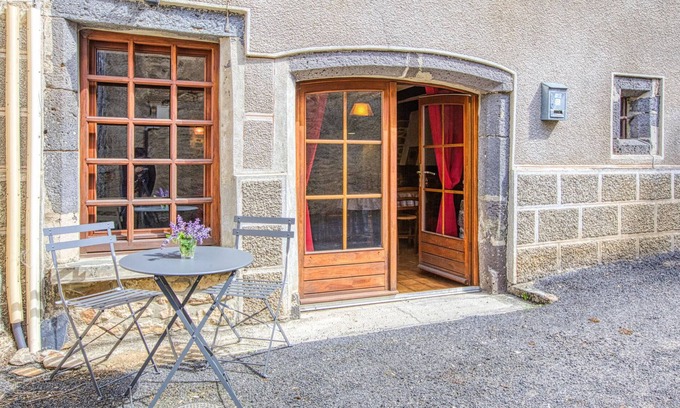 Saint-Chely-d'Aubrac Apartment | Escape to Nature: Relax with Spa, Pet-Friendly Amenities