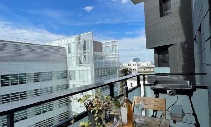 Issy-les-Moulineaux Apartment | Inviting Apartment with Balcony & Eiffel Tower Views