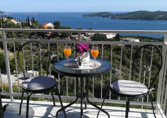 Orasac Apartment | Seaside Apartment in Orašac with Family-Friendly Amenities