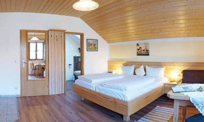 Wurding Apartment | Charming Apartment with Balcony and Breakfast Included