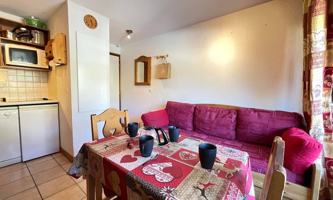 Flumet Apartment | Cozy apartment at the foot of the slopes with balcony