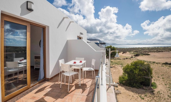 Caleta de Sebo Apartment | Inviting Cuesta del Salado I: Beachside with Mountain Views