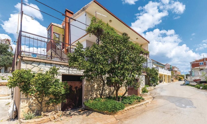 Seget Vranjica Apartment | Spacious 3-Bedroom Accommodation in Seget Vranjica