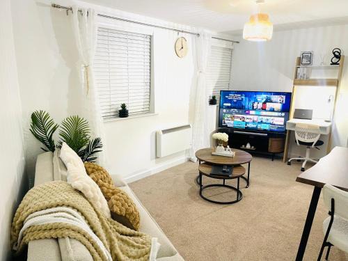 Warrington Apartment | Inviting Apartment in Birchwood with Hot Tub & Eco Amenities