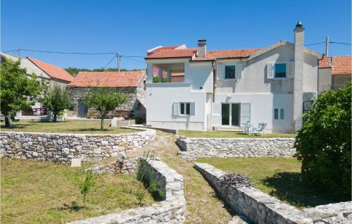 Omis Apartment | Inviting Podgrade Apartment with Jacuzzi and Family-Friendly Perks