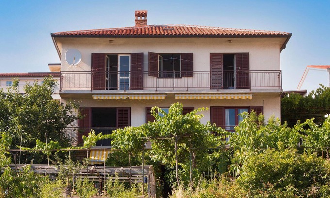 Vintijan Apartment | Spacious 3 Bedroom Retreat with Oceanfront Views in Pula