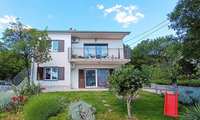 Smrika Apartment | Discover a Beautiful Oceanfront Retreat in a Quaint Village