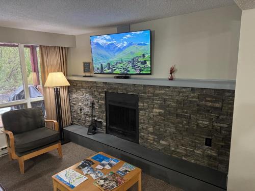 East Kootenay Apartment | Inviting Apartment with Pool and Hot Tub in Panorama