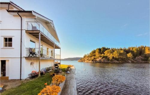 Vinnes Apartment | Inviting Oceanfront Apartment in Vestre Vinnesvåg