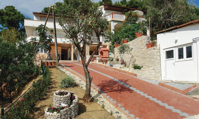 Vlasici Apartment | Charming 1 Bedroom Oceanfront Accommodation in Vlasici